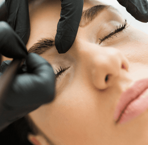 Augenbrauen & Wimpern färben - Belrue